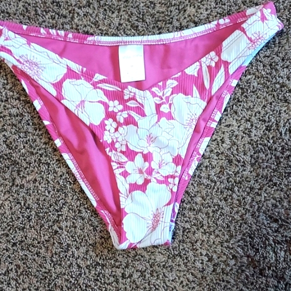 Swimsuit - Picture 2 of 9